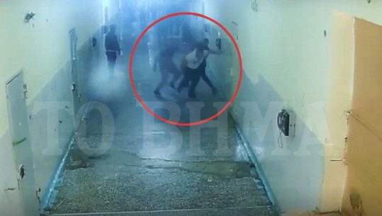 Zbulohen pamjet/ Ja si masakrua për vdekje me thikë shqiptari në burgun grek (VIDEO)