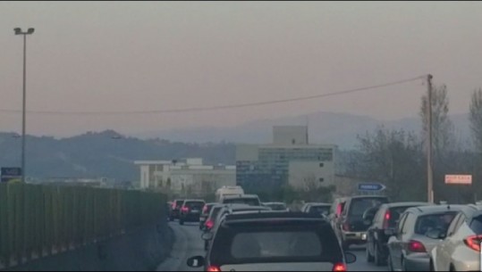 Radhë të gjata automjetesh në autostradën Tiranë-Durrës (VIDEO)