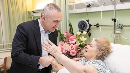 Ikona e kinematografisë shqiptare feston 85-vjetorin në spital