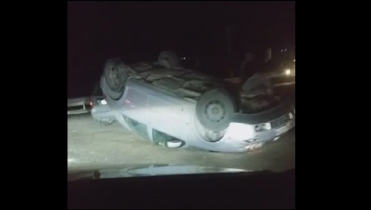 Aksident në Rrogozhinë, makina përfundon me rrota përpjetë  (VIDEO)