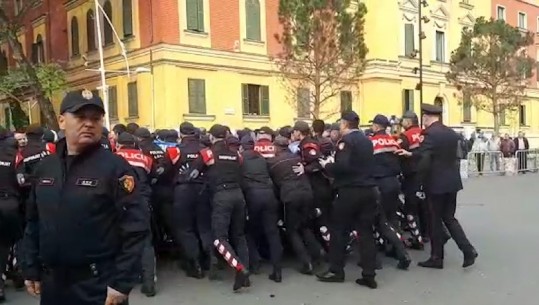 Nis me përplasje protesta tek Ministria, Klevis Ballliu disa tentativa për të kapërcyer perimetrin e sigurisë (VIDEO)