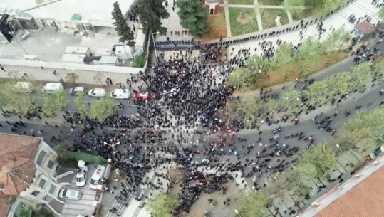 Report TV sjell pamjet me dron nga protesta e opozitës para parlamentit