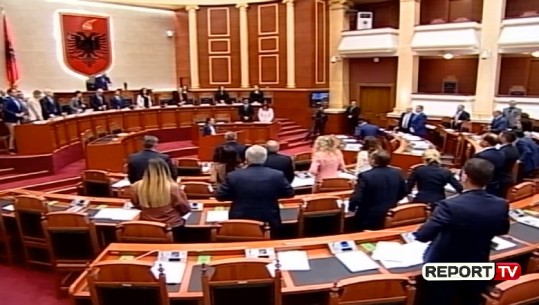 Rudina Hajdari propozon një minutë heshtje për viktimat e 2 prillit, Ruçi: U prehshin në paqe (VIDEO)