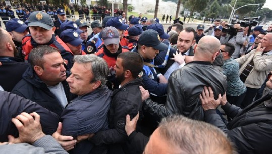 FOTO / Ish- deputeti Klevis Balliu krijon përplasje me forcat e policisë tek Ministria e Brendshme