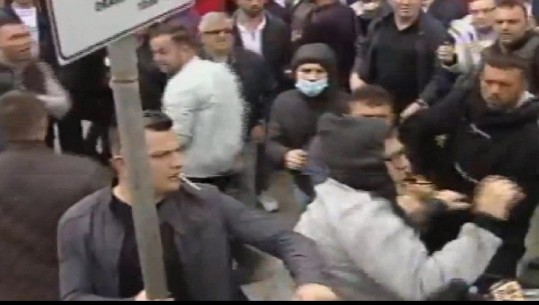 Konfrontim fizik, militantët e PD rrahin dhe dëbojnë një protestues me kapuç në kokë (VIDEO)