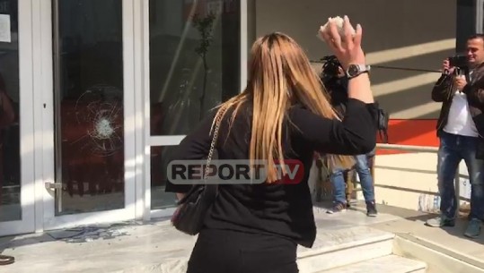 Shkodër/ Ja si studentja thyen me gurë xhamat e dyerve të godinës së re(VIDEO)