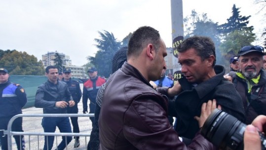 Gjatë konfrontimit mes protestuesve ishte i pranishëm dhe ish Zv/ Drejtori i Policisë (FOTO)