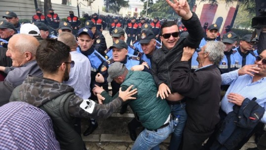 Tensione para Kuvendit, protestuesit përplasen me policinë, 'zhduken' ish-deputetët e opozitës (FOTO)