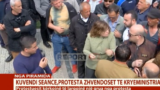 Protesta e opozitës/ Përplasen fizikisht një burrë dhe një grua (VIDEO)