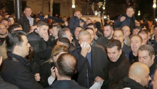 Zbulohet pse mungoi Sali Berisha në protestën e opozitës që degjeneroi në dhunë mes vetë protestuesve