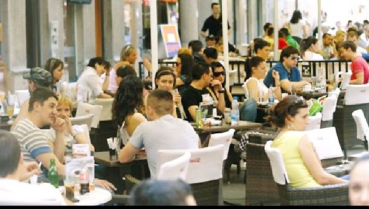 Kafe, online dhe shopping/ Ja si e kalojnë kohën të rinjtë shqiptarë (Sondazhi)