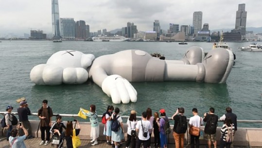 Skulpturë lundruese në Hong Kong (VIDEO)