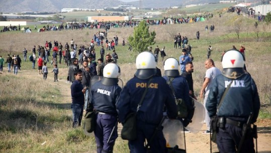 Refugjatët sirianë tentojnë të arratisen nga kampi Diavata në Greqi, shpërthejnë në dhunë ndaj policisë (VIDEO)