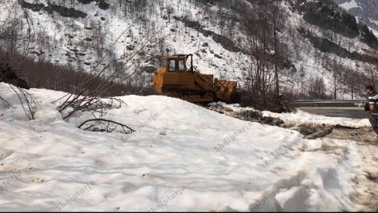 Dëborë pranvere në Theth, banorët të bllokuar prej 10 ditësh (VIDEO)