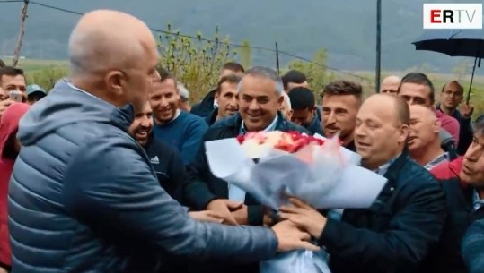 Nis shtrimi i rrugës së Torovicës, Rama lule 'politike' banorit, zbulon se për kë ka votuar