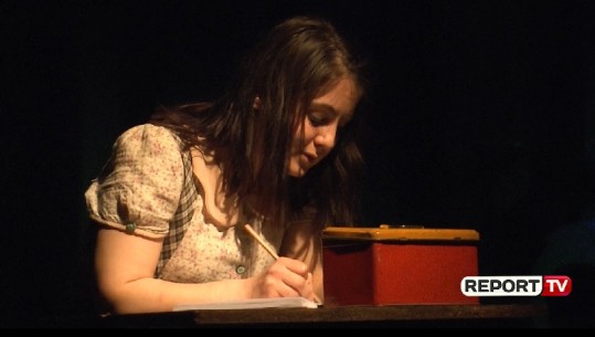 Shfaqja ‘Ditari i Ana Frank’ tek Metropoli, aktorja: Në teatër po sjellim të rinjtë, që të kemi publik të kultivuar në të ardhmen 