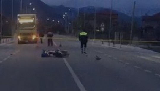 Korçë/ Automjeti merr përpara motoçikletën, plagoset çifti i bashkëshortëve (VIDEO)