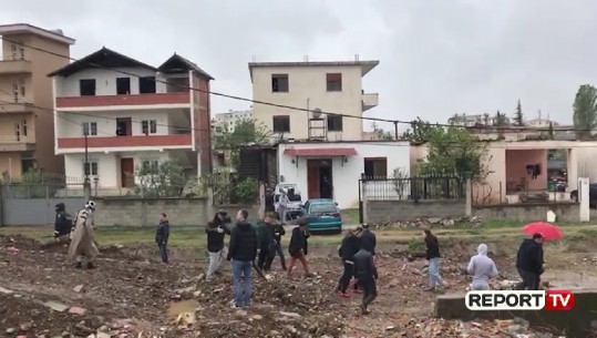 Bulevardi i Ri, banorët largojnë fadromat, nuk lejojnë prishjen e shtëpive ( VIDEO )