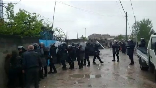 Nis shembja e shtëpive te Bregu i Lumit, policia largon banorët nga banesat