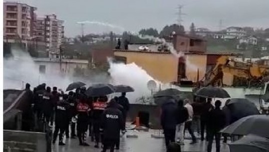 VIDEO/ Momenti kur policia hedh gazlotsjellës ndaj banorëve te Bregu i Lumit