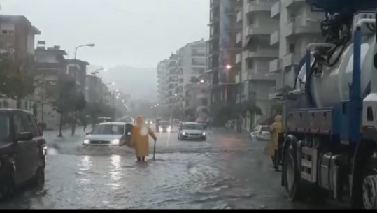 Reshjet e dendura të shiut përmbytin Vlorën (VIDEO)
