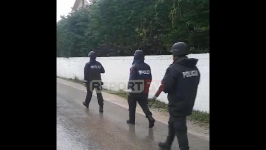 Shtetrrethim në Rinas, policia kontrolle për grabitësit në arrati (VIDEO)