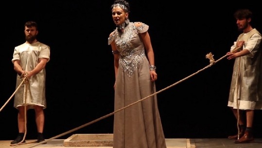 Aktorja Yllka Mujo ngjitet për herë të parë në skenën e Teatrit ‘Eksperimental’ 