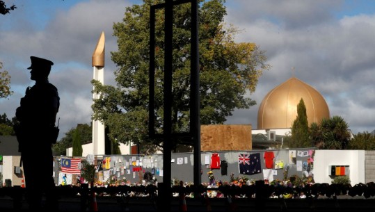Zelanda e Re voton për të ndaluar armët e stilit ushtarak, pas vrasjeve në dy xhami në Christchurch
