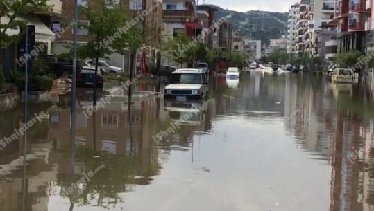 Rrugë e biznese përmbyten nga shiu në Vlorë (VIDEO)