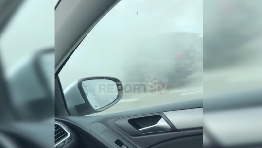 Mjeti përfshihet nga flakët, trafik i rënduar në autostradën Tiranë- Durrës (VIDEO)
