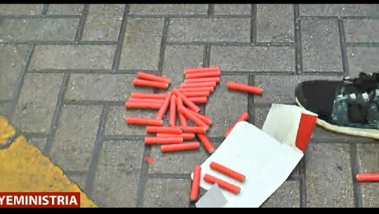 LAJM I FUNDIT/ Protestuesit qëllojnë me bojë dhe domate kryeministrinë, sulm me flakadanë e kapsollë (VIDEO)