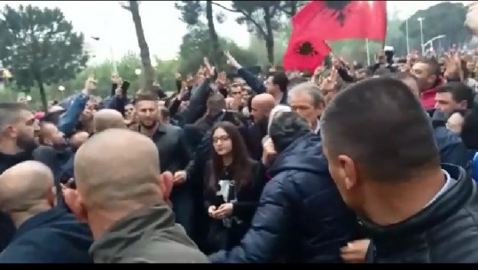'Sala, Sala! Luli, Luli'...Video e mbërritjes në protestë e Bashës dhe Berishës (VIDEO)