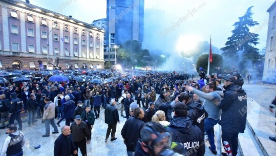 Momenti kur protestuesit çajnë kordonin e policisë te kryeministria (FOTO)