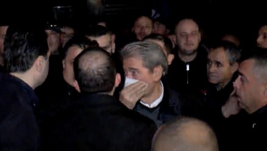 Sali Berisha i bashkohet protestuesve te parlamenti