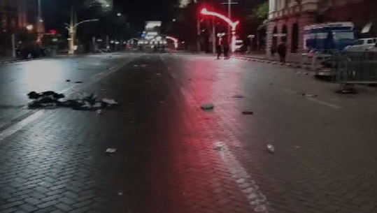 Shkatërrim, bojë, mbeturina. Ja çfarë la pas protesta e PD-LSI te Kryeministria (VIDEO)
