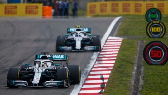 Hamilton ‘fluturon’ në Kinë, britaniku i ‘Mercedes’ fiton garën jubilare të ‘Formula 1’