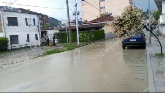 Berati shndërrohet në një 'mini Venecia', përmbyten disa lagje (VIDEO)
