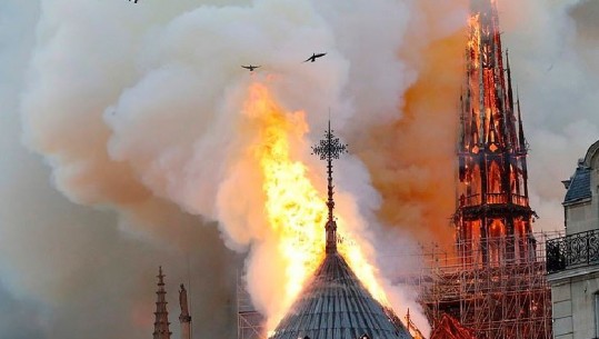 Katedralja në flakë, Presidenti francez: Jam i trishtuar