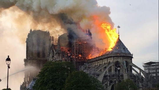 Flakët përpijnë Katedralen 850-vjeçare 'Notre-Dame' në Paris (VIDEO+FOTO)