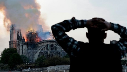 Zjarri vijon të përpijë katedralen 'Notre Dame', 400 zjarrfikës luftojnë me flakët