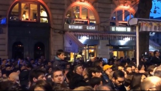Pamje rrëqethëse! Qytetarët e Parisit bëjnë lutje teksa 'Notre Dame' shkrumbohet nga flakët
