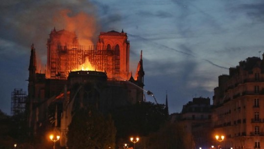 Shpëtojnë dy kulla, qytetarët luten me lot në sy, Macron: Do ta rindërtojmë katedralen