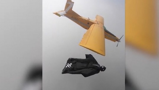 Wingsuiter-i sfidon aeroplanin në fluturim (VIDEO)