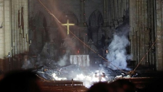 Pamje të trishta/ Brenda Katedrales së Parisit, një ditë pas tragjedisë