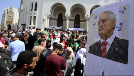 Gjenerali, Ahmed Gaid Salah paralajmëron: ''Koha po mbaron'' për të zgjidhur krizën në Algjeri