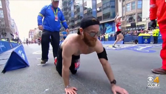 Ish-marinsi, 'vrapon' këmbadoras në maratonën e Bostonit (VIDEO)