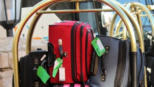 Skandali i fshehur në Rinas/ 'Si më vodhën 500 € në valixhe! Mamaja m'i dha për nusen nga Amsterdami'