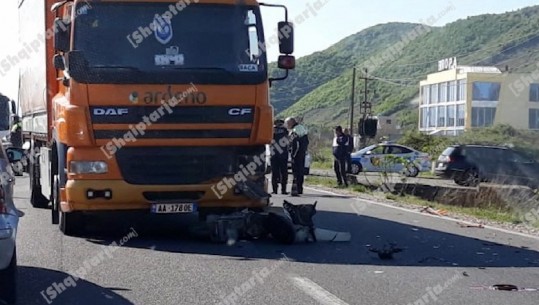 Aksident në Shkodër, kamioni përplas motorin, drejtuesi i shtrirë në tokë (VIDEO)