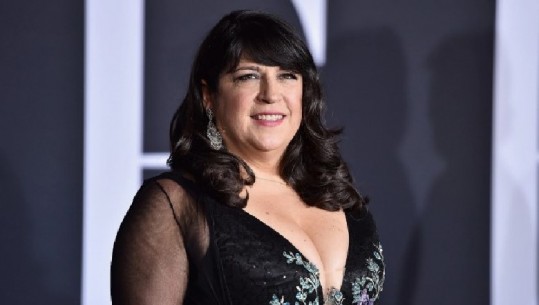 Autorja e 'Fifty Shades’ nevrikos shqiptarët: Nuk jemi gangsterë as skllave injorante seksi 