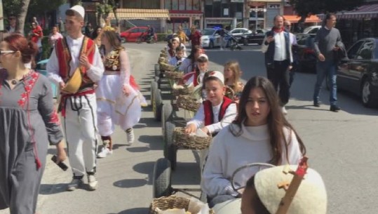 Treni i Pashkëve, një traditë e veçantë e fëmijëve në Lezhë